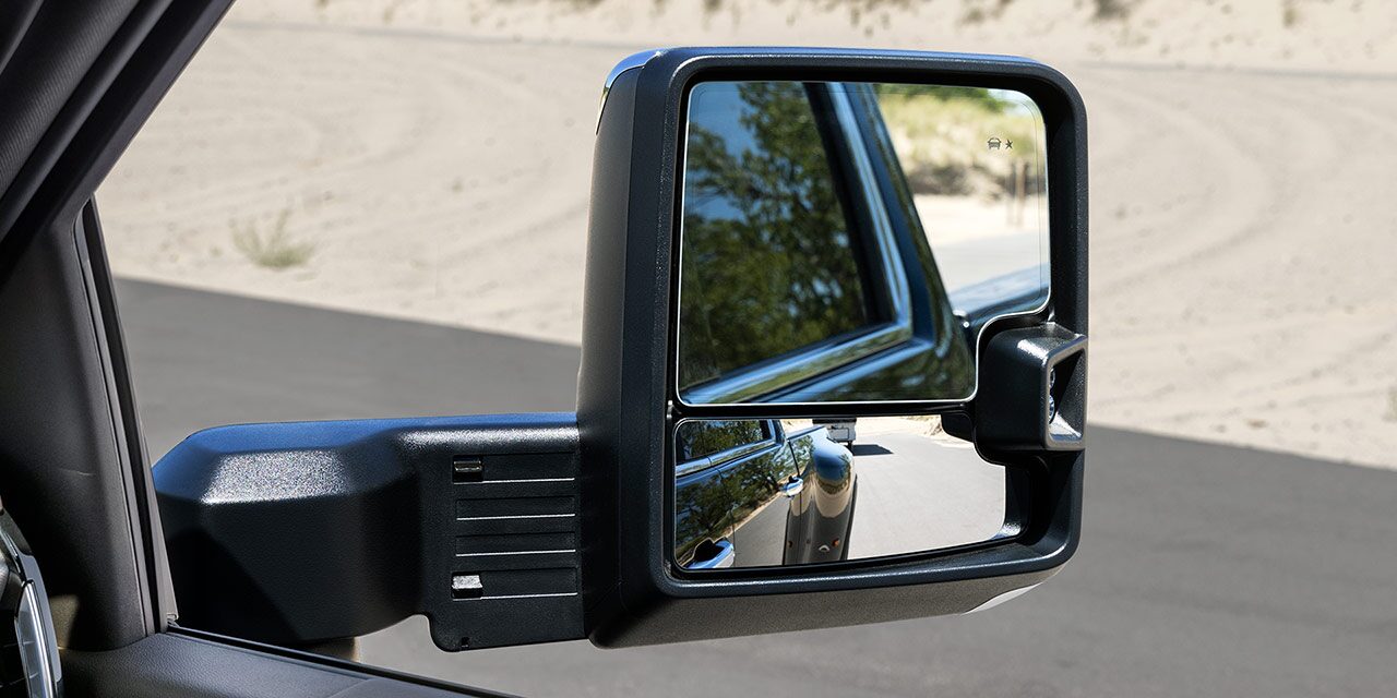 Close-up View of the Trailering Mirrors on the Sierra HD Heavy Duty Truck